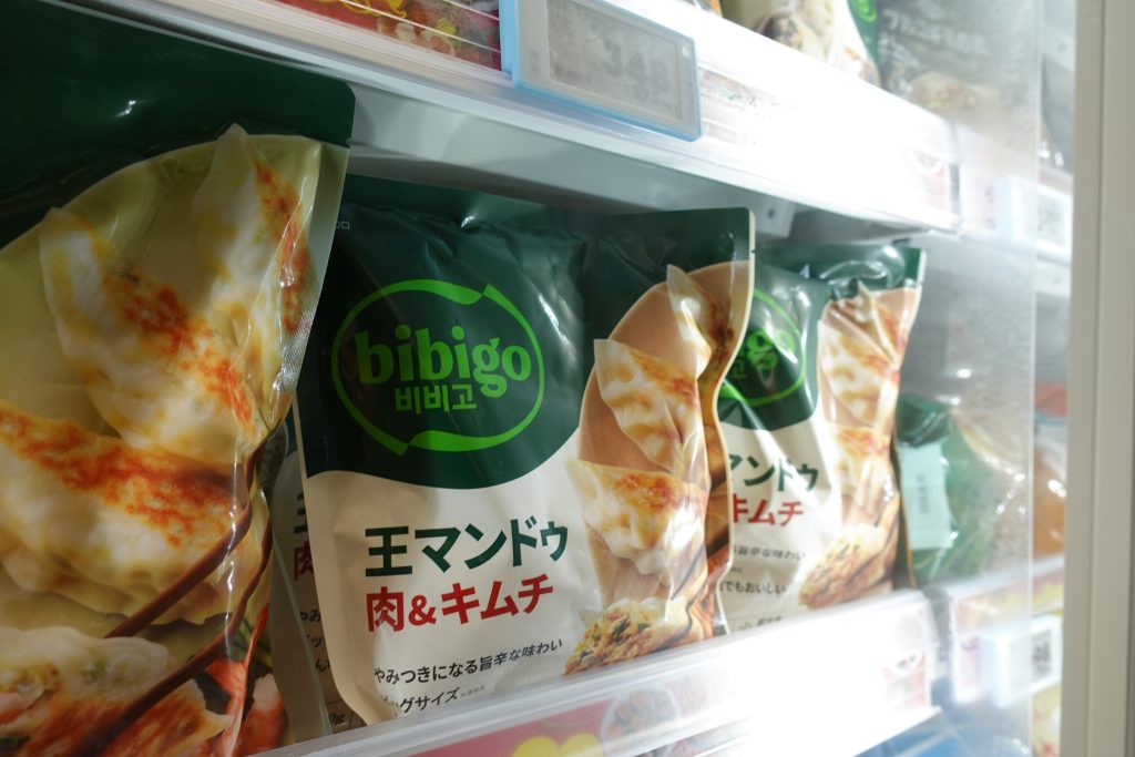 일본 현지 마트에 진열된 비비고 왕만두 제품 모습