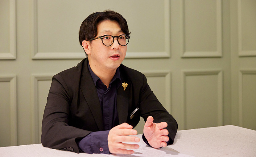 인터뷰 중인 한국 소믈리에 대회에서 우승자 더스테이크하우스 이형택 소믈리에.