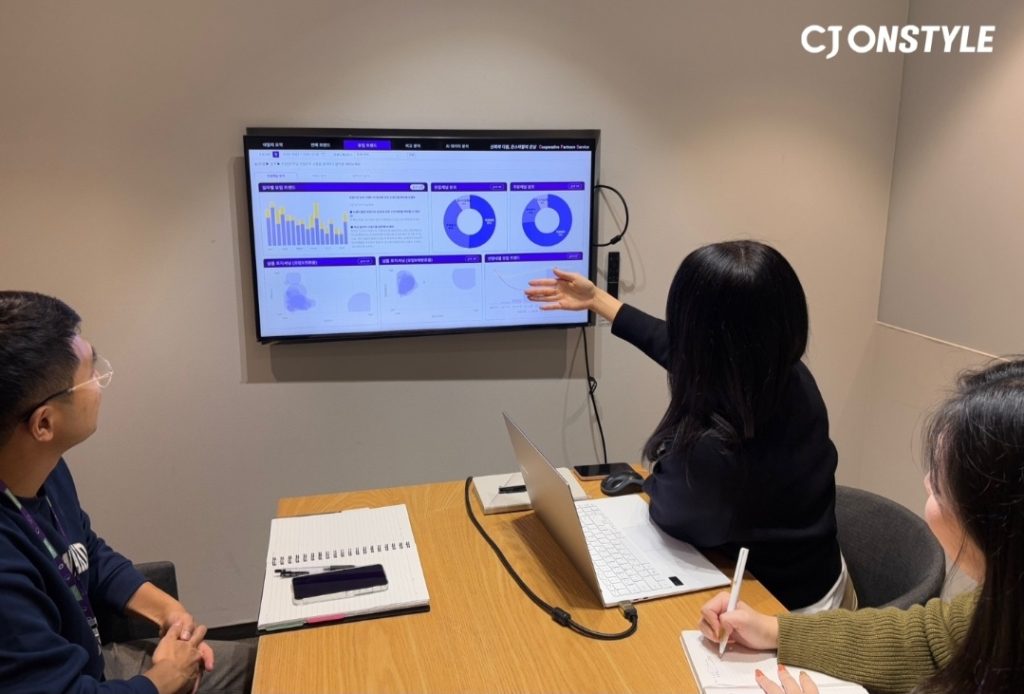 CJ온스타일 협력사 전용 AI 데이터 플랫폼 '비즈니스 인사이트' 담당자가 협력사에 고객 분석 데이터를 설명해주고 있다.
