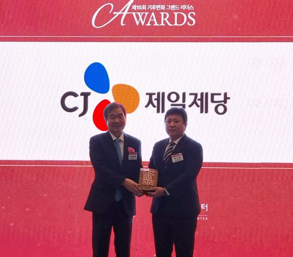 임수빈 CJ제일제당 글로벌S&T)Agriculture플랫폼 부장(사진 오른쪽)이 지난 23일 열린 ‘제15회 기후변화 그랜드리더스어워드’에서 수상한 후 기념사진을 촬영하고 있다