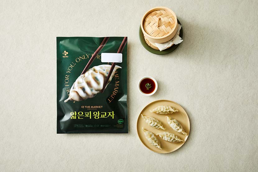 비비고 얇은피 왕교자 연출컷