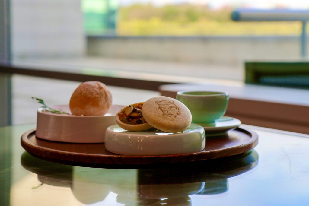 국립중앙박물관 카페 '사유 전통찻집' 대표 메뉴 '찹쌀구움과자'와 '홍시 찹쌀떡'