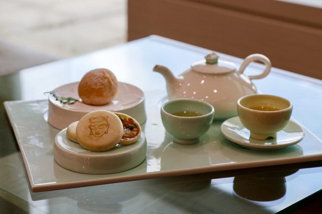 국립중앙박물관 카페 '사유 전통찻집' 대표 메뉴 '찹쌀구움과자'와 '홍시 찹쌀떡'