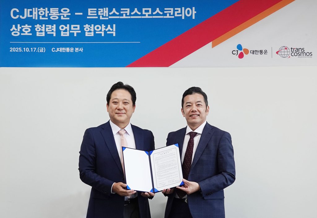 장영호 CJ대한통운 IFS본부장(왼쪽)과 타니 히로유키 TCK 대표가 업무협약 체결 후 기념촬영을 하고 있다.