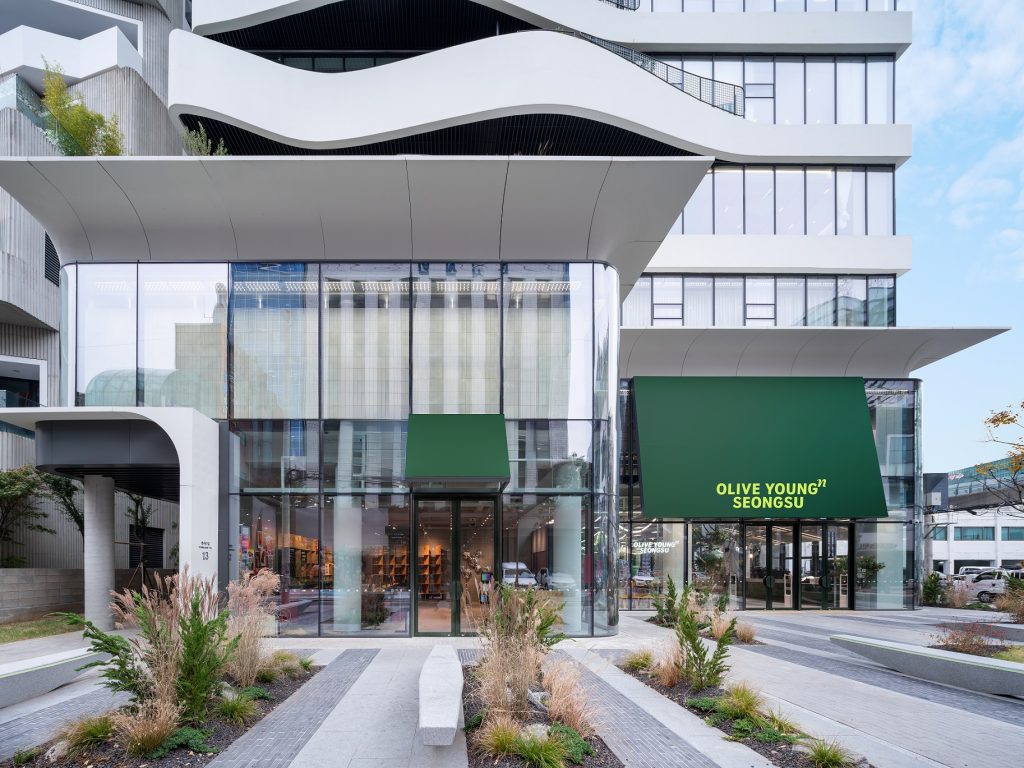 [cj올리브영 사진자료] 서울 성수에 위치한 ‘올리브영n 성수’ 외부 전경