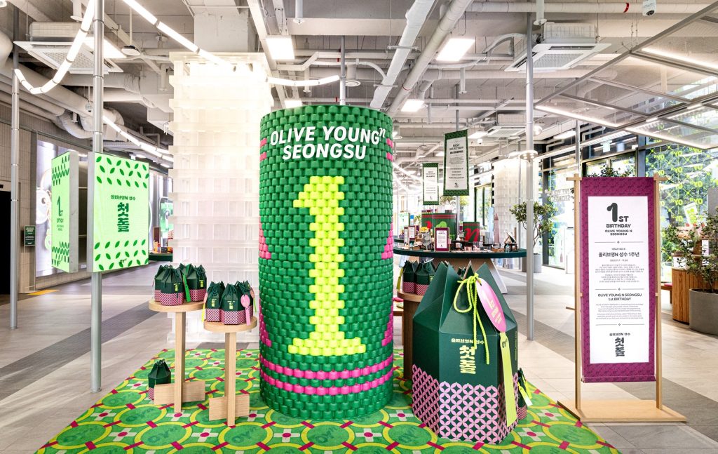 1주년 테마로 꾸며진 '올리브영n 성수' 내부 전경