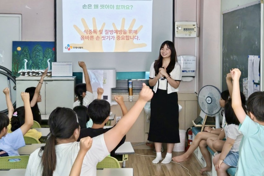 [cj프레시웨이 사진자료 2] cj프레시웨이 사회공헌 프로그램 '동행주방' 하늘샘지역아동센터 어린이들의 위생 안전교육 모습