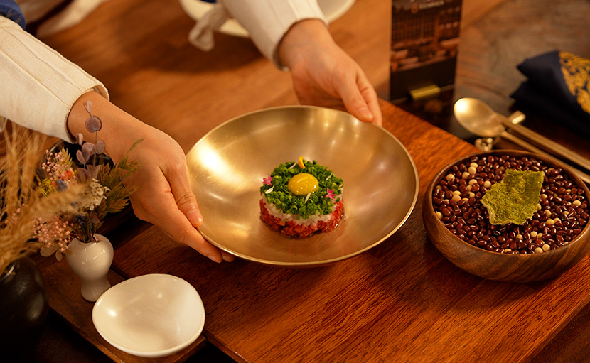 폭군의 셰프X퀴진케이 팝업 다이닝 이벤트 현장 오뜨퀴진한입거리육회 모습