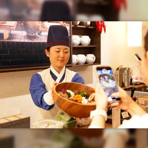 드라마 속 요리가 눈앞에! ‘폭군의 셰프X퀴진케이’ 팝업 레스토랑 현장