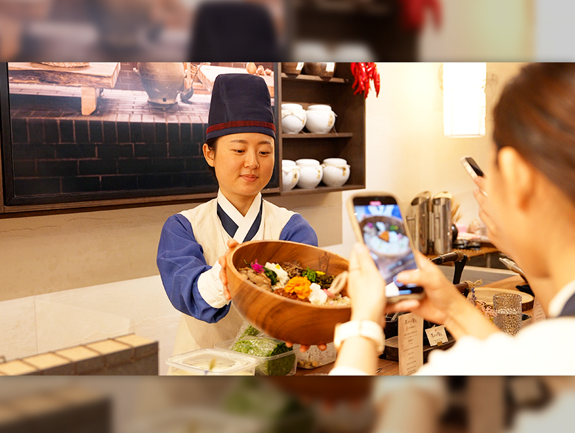 드라마 속 요리가 눈앞에! ‘폭군의 셰프X퀴진케이’ 팝업 레스토랑 현장