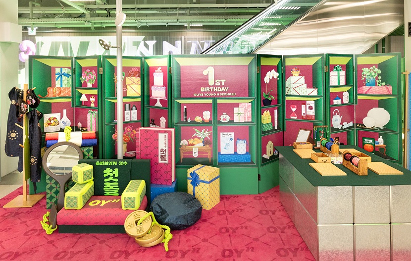 첫 돌 컨셉으로 꾸며진 올리브영N 성수 내부