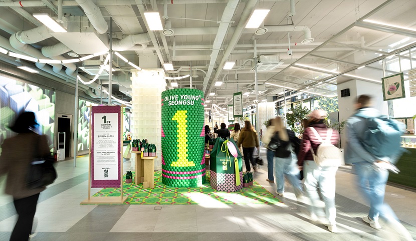 올리브영N 성수 매장 앞