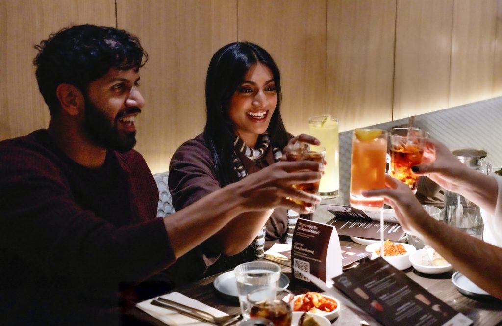 미국 뉴욕 맨해튼에 위치한 호족반에서 현지 소비자들이 전통주 칵테일을 즐기는 모습