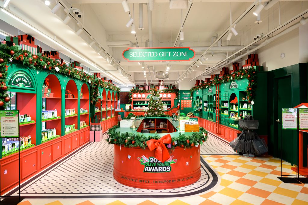 [CJ올리브영 사진자료] ‘2025 올리브영 어워즈’를 기념하여 꾸며진 ‘트렌드팟 바이 올리브영홍대’ 내부 전경