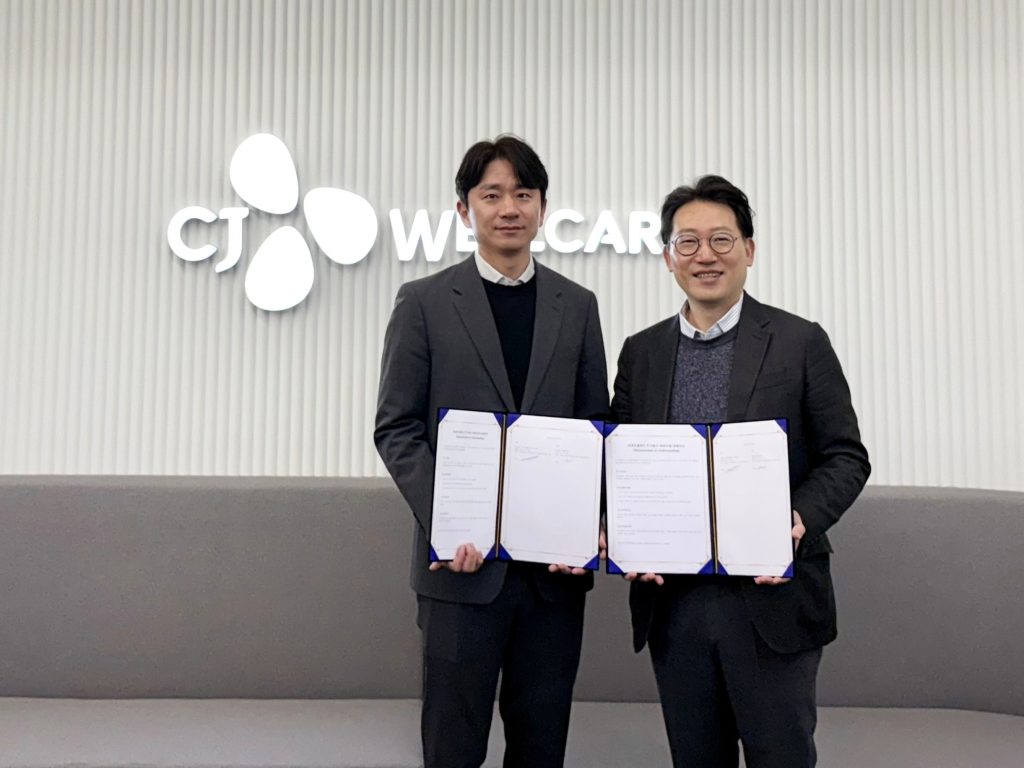 [CJ웰케어 사진자료] 바로팜 김슬기 대표(좌), CJ웰케어 윤상배 대표(우)가 협약서를 들고 있는 모습