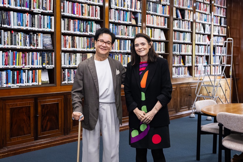 CJ그룹 이재현 회장이 영국 런던에서 세계 최정상급 외교 안보 싱크탱크인 채텀하우스의 브론웬 매덕스 소장을 만나 통상 환경 변화와 국제 정세에 대해 논의했다.