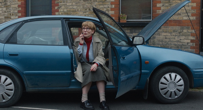 어머니에게 가려다 차가 망가져 길가에 서버린 티모시.