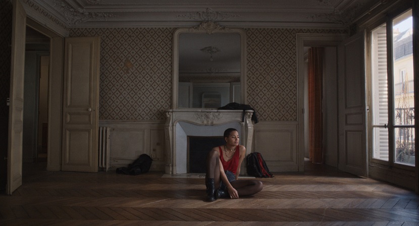 텅 빈 부모님의 집에서 잠시 부모님을 회상하는 스카이.