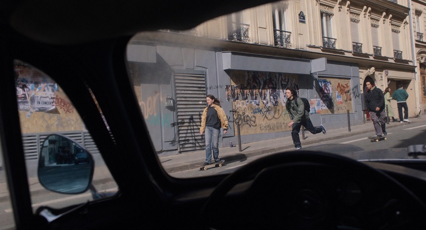 두 개의 에피소드를 관통하는 스케이트보드 타는 청년들의 자유로운 활보.