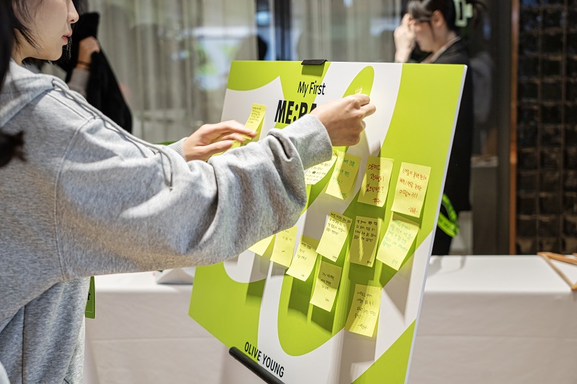 올리브영 미라클 1기 발대식 현장. 미라클 1기 참가자들이 앞으로의 포부 및 멘토들에게 궁금한 점을 포스트잇에 적어 붙이고 있다.