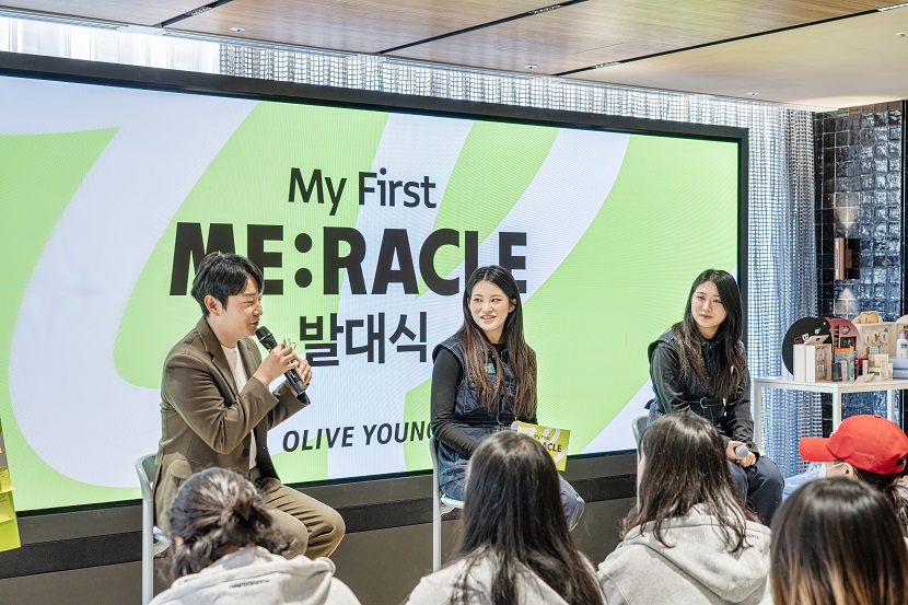 올리브영N 성수에서 메이크업 아티스트로 활동 중인 두 멘토가 미라클 1기 선발생들과 Q&A를 진행하고 있다.