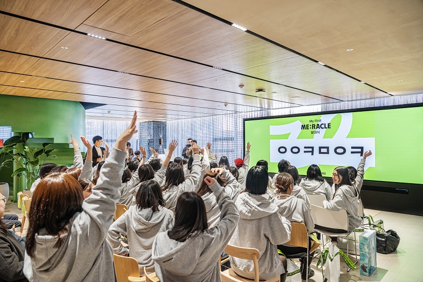 올리브영 미라클 1기 발대식 현장. 선발생들이 초성퀴즈를 진행하는 모습.