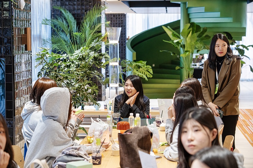 올리브영 미라클 1기 발대식에서 선발생들과 멘토가 네트워킹 시간을 가지고 있는 모습.