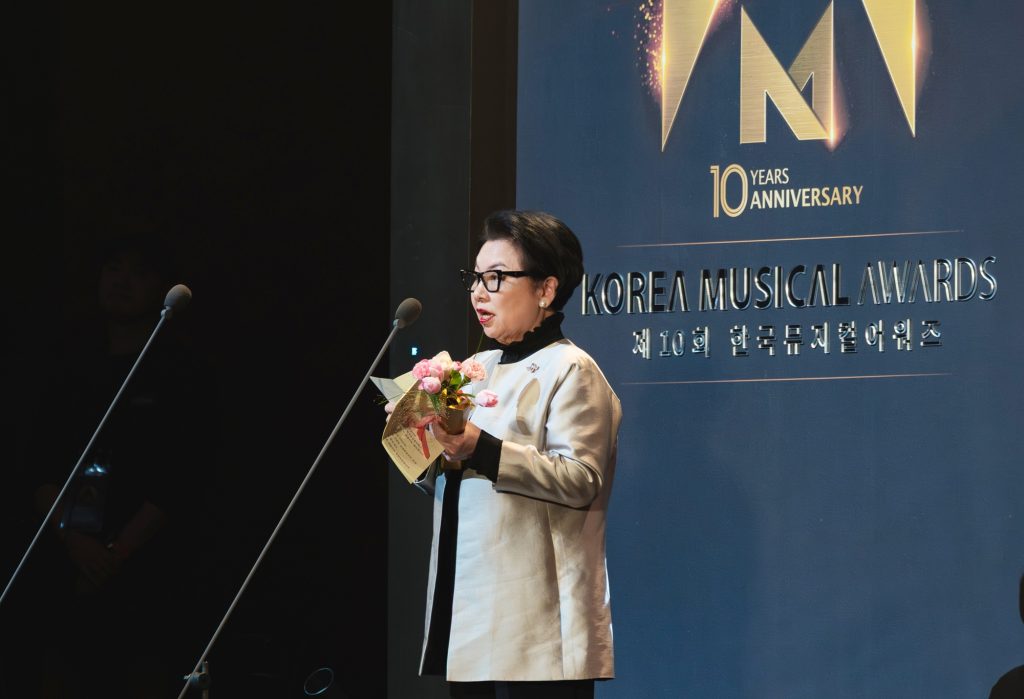 지난 19일 CJ문화재단이 세종문화회관 대극장에서 열린 ‘제10회 한국뮤지컬어워즈’에서 공로상을 수상한 가운데 민희경 CJ사회공헌추진단장이 소감을 전하고 있다.