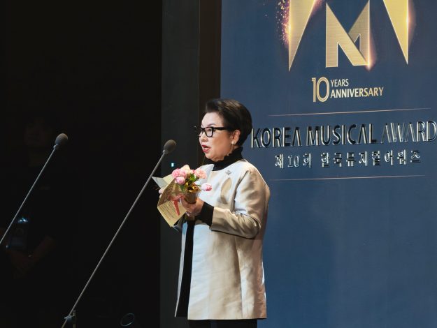 [사진1]CJ문화재단 한국뮤지컬어워즈 공로상 수상1