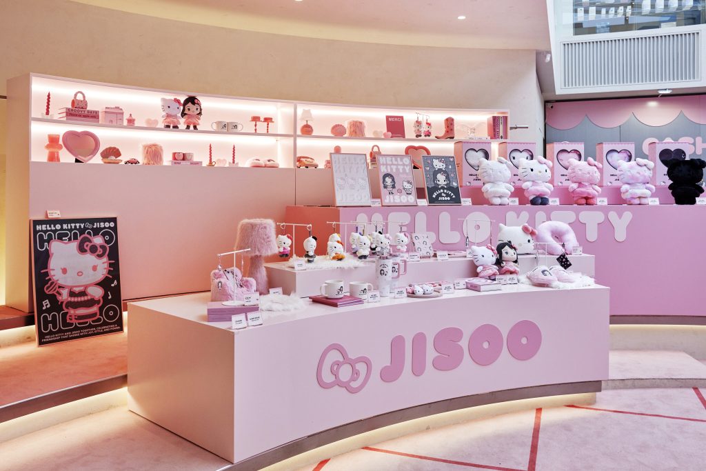 '헬로키티x지수' 팝업스토어에서 판매 중인 한정판 굿즈. 일부 품목은 오픈과 동시에 완판 행렬을 이뤘다.