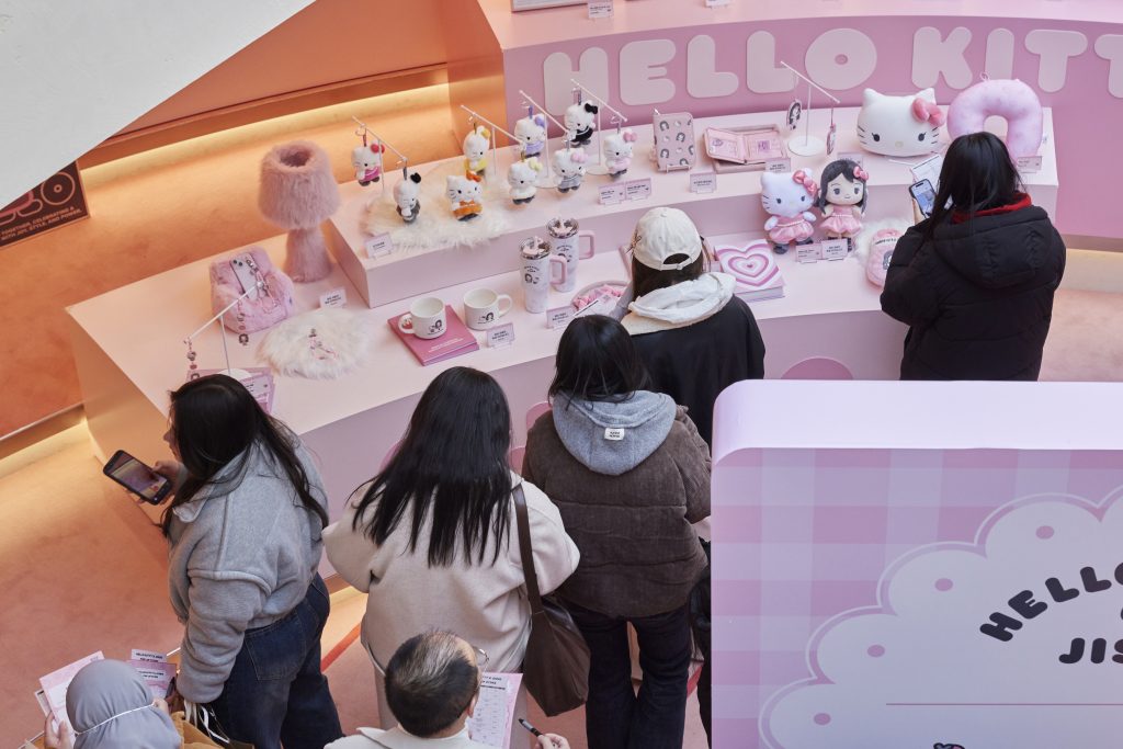 '헬로키티x지수' 팝업스토어에 방문한 팬들이 한정판 굿즈를 보고 있다.