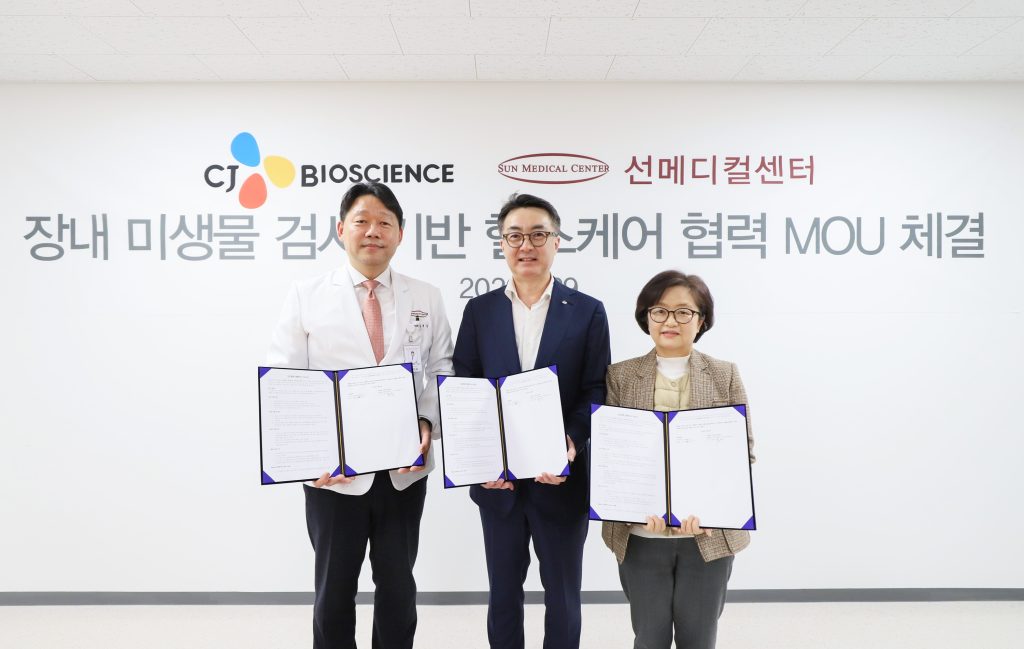 유성선병원 김의순 병원장(좌), CJ바이오사이언스 오귀흥 경영리더(중), 대전선병원 남선우 병원장(우)