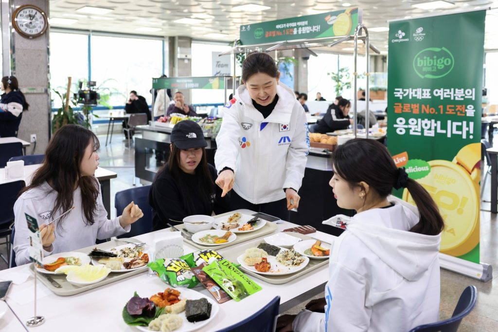 8일 열린 '비비고 데이'에서 국가대표 선수들이 비비고 제품들로 만든 점심 식사를 하고 있는 모습