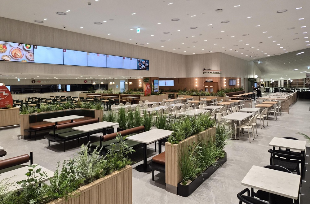 인천공항 푸드코드 '고메브릿지' 내부 전경.