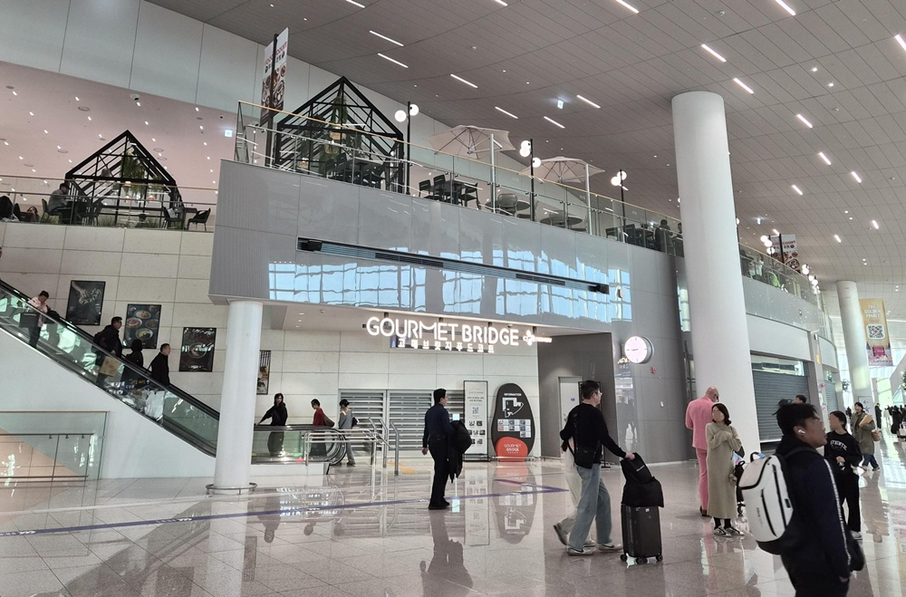 인천공항 푸드코트 '고메브릿지' 외부 전경.