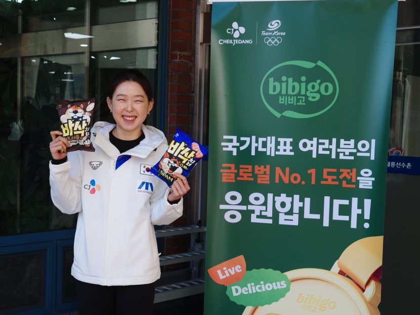 비비고데이 행사에 참석한 김민선 선수가 바삭칩 과자를 들고 사진을 찍고 있다