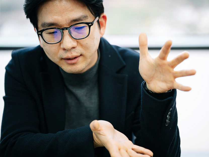 인터뷰 중인 성동훈 본부장 이미지.