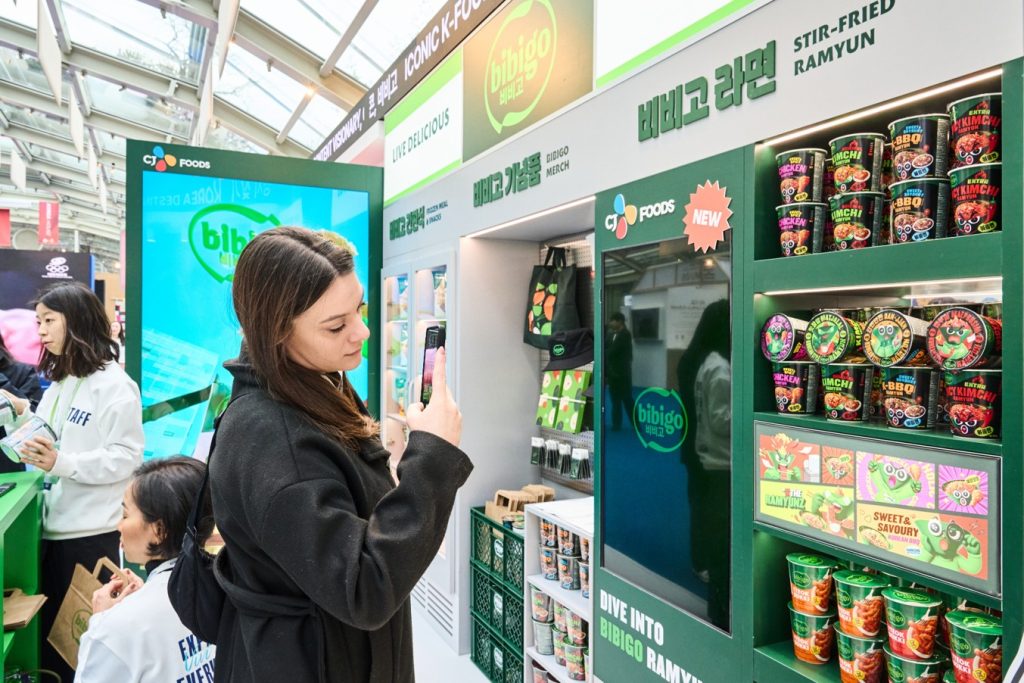 밀라노 코리아하우스 '비비고 존' 부스에서 외국인 방문객이 제품을 살펴보는 모습