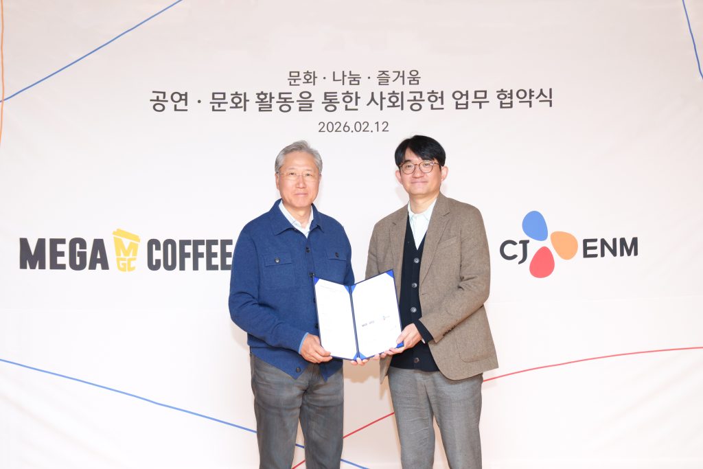 CJ ENM과 엠지씨글로벌이 공연·문화 활동을 통한 사회공헌 MOU를 체결했다. (왼쪽) 엠지씨글로벌 김대영 회장 (오른쪽) CJ ENM 윤상현 대표