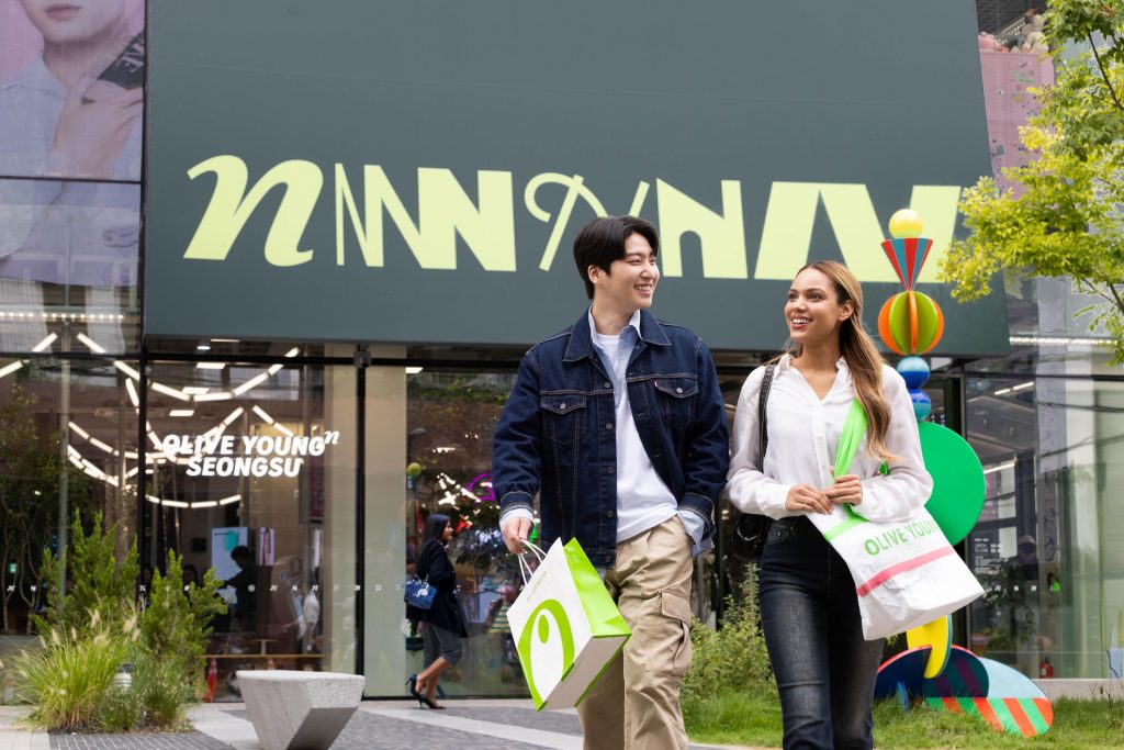 [CJ올리브영] 외국인 관광객이 '올리브영N 성수' 매장에서 쇼핑을 마치고 나오는 모습