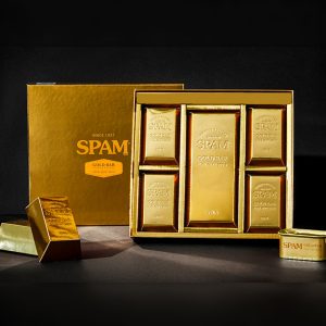 CJ제일제당 '스팸 골드바 에디션', 설 맞아 다시 돌아왔다... 크림(KREAM)에서 행운의 골든 티켓과 함께 재출시