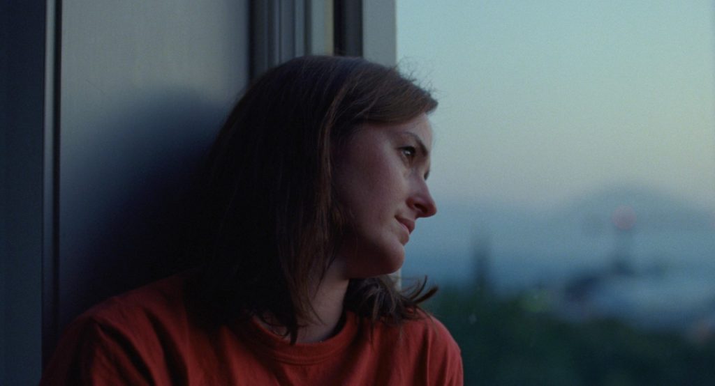 창밖을 바라보며 생각에 잠긴 노라