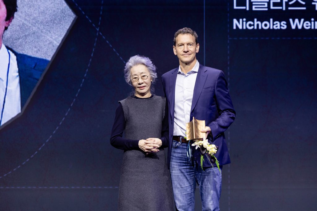 <세브란스:단절> 니콜라스 웨인스톡 프로듀서, 시상자로 참여한 '2021 비저너리' 윤여정 배우 