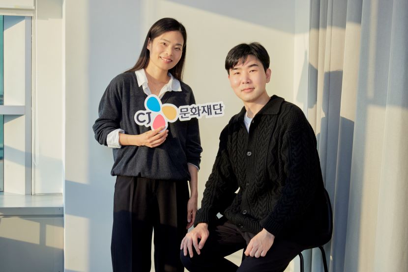 창작 뮤지컬 <여신님이 보고 계셔> 이선영 작곡가(왼쪽)와 한정석 작가(오른쪽).
