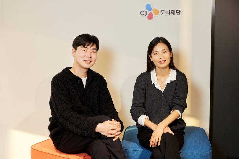  창작 뮤지컬 <여신님이 보고 계셔> 이선영 작곡가(오른쪽)와 한정석 작가(왼쪽).