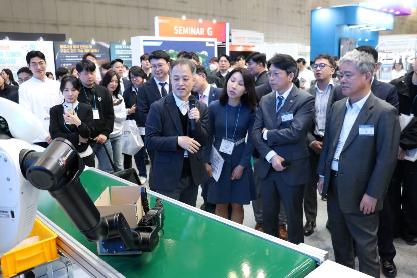 31일 경기도 고양시 킨텍스 제2전시관에서 열린 국제물류산업대전에서 홍지선 국토교통부 2차관(오른쪽에서 두 번째)과 신영수 CJ대한통운 대표(오른쪽에서 첫 번째)가 CJ대한통운 부스를 찾아 AI 휴머노이드 로봇 시연 장면을 참관하고 있다. 