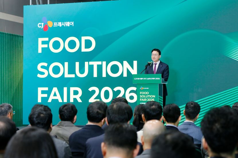 18일 오전 서울 양재 aT 센터에서 열린 '푸드 솔루션 페어 2026' 개막식에서 이건일 CJ프레시웨이 대표이사가 환영사를 하고 있다.