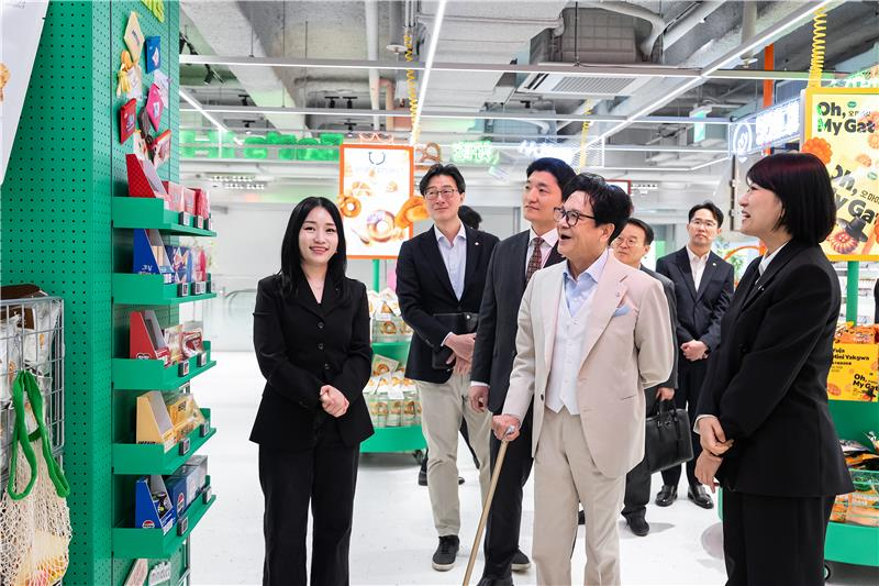 CJ그룹 이재현 회장이 그룹의 주요 경영진과 함께 26일(목) 새롭게 문을 연 ‘올리브영 센트럴 명동 타운’을 살펴보고 있다. 