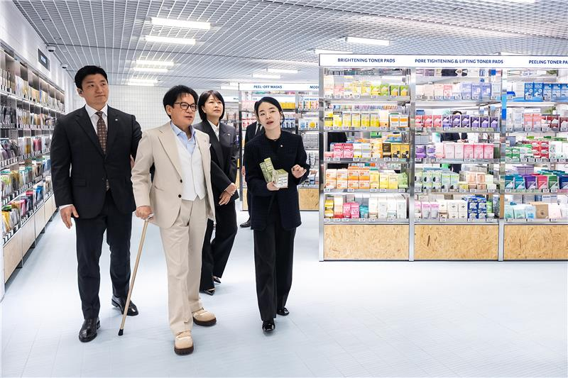 CJ그룹 이재현 회장이 ‘올리브영 센트럴 명동 타운’ 3층에 위치하는 ‘마스크 라이브러리’에서 올리브영 관계자의 설명을 듣고 있다.