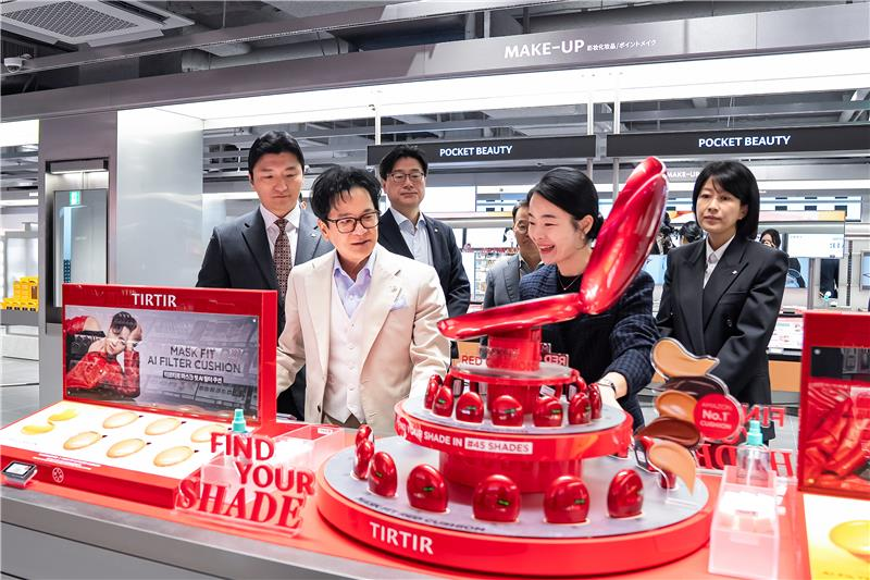 CJ그룹 이재현 회장이 ‘올리브영 센트럴 명동 타운’ 2층에 위치하는 ‘글로벌 브랜딩’ 공간에서 올리브영 관계자의 설명을 듣고 있다.